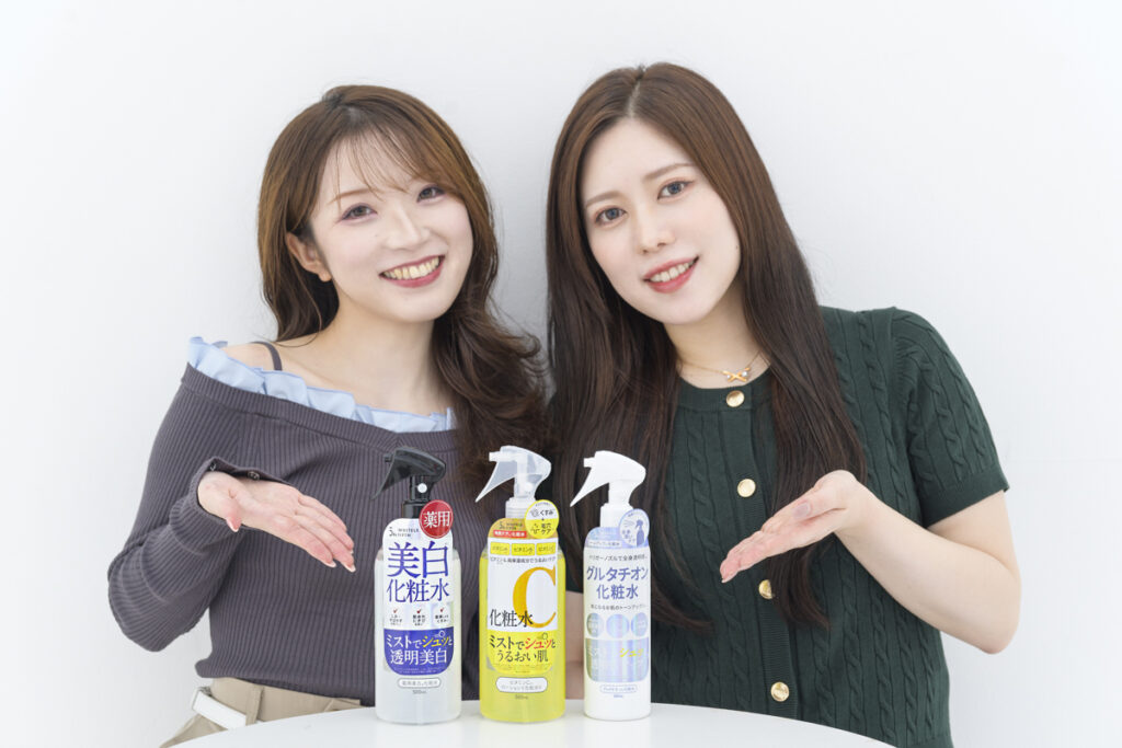 左「洗顔後やお風呂上がりは1秒でも早く保湿したい派。ミストタイプの化粧水に目がありません！」内藤知香さん(31歳・タレント) 右「顔だけじゃなく体の保湿も欠かせないから、化粧水は内容量にも注目してセレクトしてます」中島明璃さん(34歳・SNS運用)