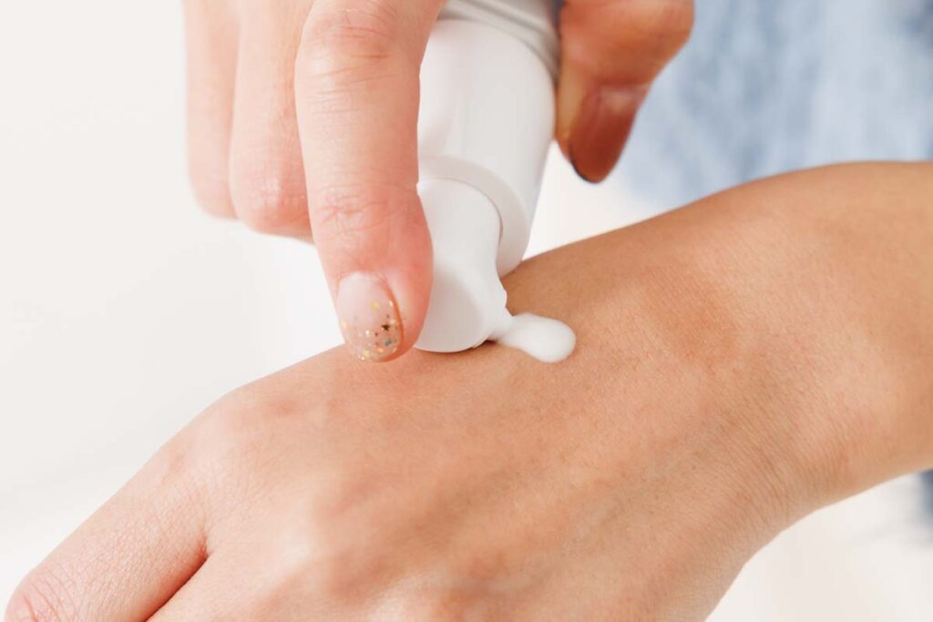 「みずみずしいけどベタつかない質感。シミが気になる部分使いにも、顔全体にも使いやすい」